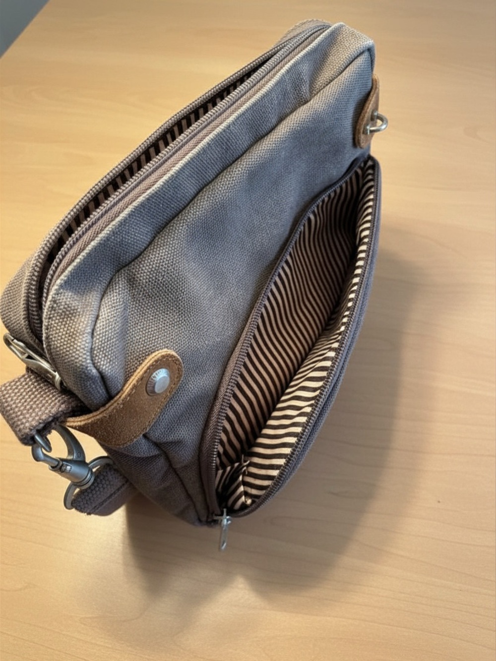 *NWOT* Travelon Brown Canvas Crossbody Bag - Picture 6 of 11